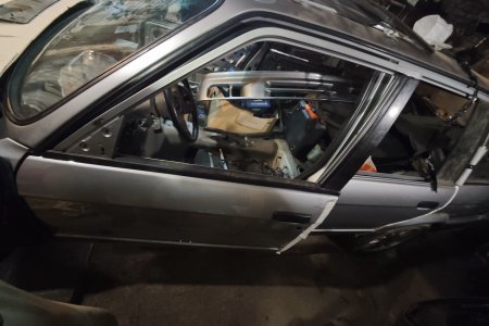 Сборка водительской двери Ставлю среднюю часть.