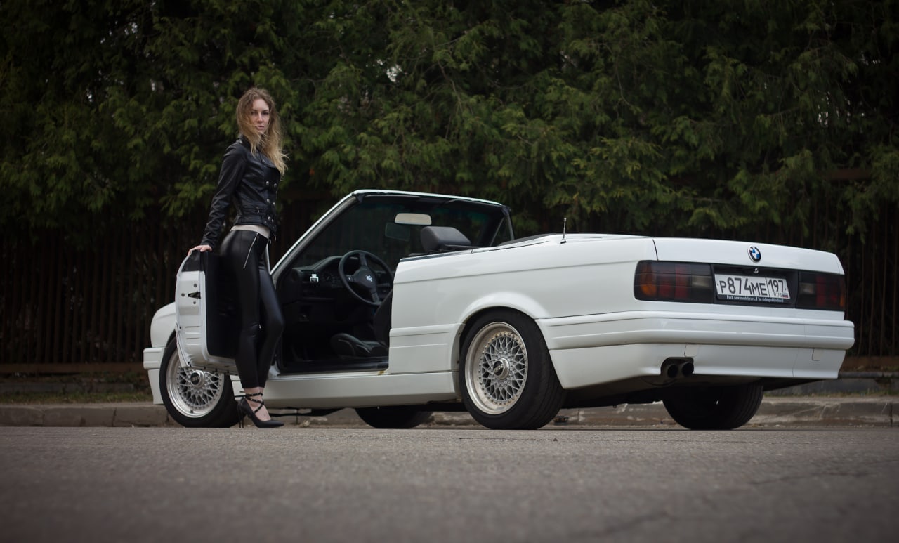 Девочка любит буквы bmw