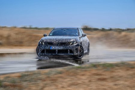 Мокрый слалом с поливалками на полигоне в Мирамасе. Фото: BMW Group