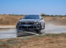 Мокрый слалом с поливалками на полигоне в Мирамасе. Фото: BMW Group Мокрый слалом с поливалками на полигоне в Мирамасе. Фото: BMW Group