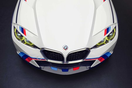 BMW 3.0 CSL в цвете Alpine White с полосами M. Фото: BMW Group