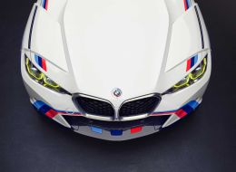 BMW 3.0 CSL в цвете Alpine White с полосами M. Фото: BMW Group