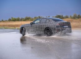 Прототип в заносе на мокром асфальте. Фото: BMW Group Прототип в заносе на мокром асфальте. Фото: BMW Group
