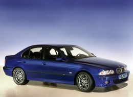 M5 E39 собирали в Дингольфинге на одной линии с обычной 5 серией. Фото: BMW Group M5 E39 собирали в Дингольфинге на одной линии с обычной 5 серией. Фото: BMW Group