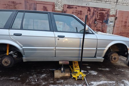 Прикинул порог, придерживаю домкратом