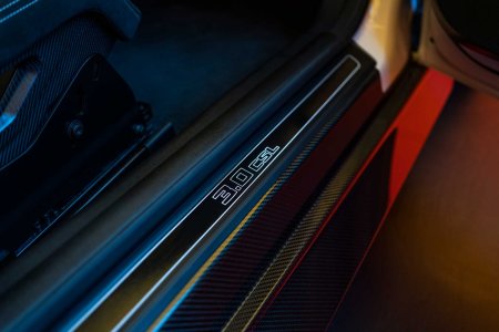 Порог BMW 3.0 CSL с названием модели. Фото: BMW Group