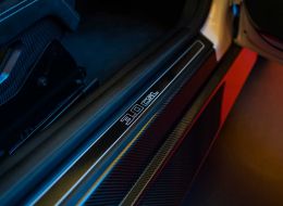 Порог BMW 3.0 CSL с названием модели. Фото: BMW Group