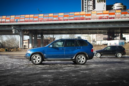 BMW X5 E53 4.8iS и 4.4i sport у живописного моста