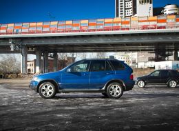 BMW X5 E53 4.8iS и 4.4i sport у живописного моста