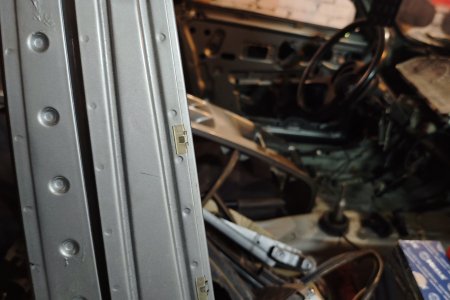 Ставлю клипсы крепления окантовки