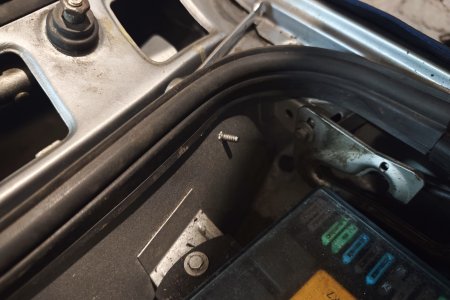 Вытаскиваю трос капота