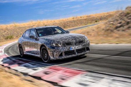 Прототип на техничной трассе полигона в Мирамасе. Фото: BMW Group