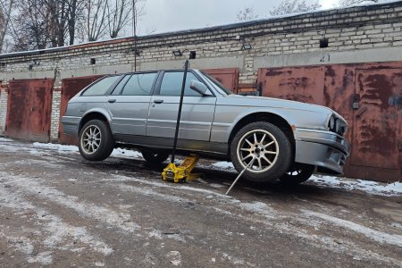 Поднимаю всю сторону, чтобы повесить парог