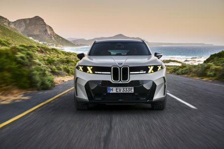 Подключаемый гибрид BMW X5 M60e xDrive с фарами M Yellow — нынешний флагман линейки X5. Фото: BMW Group