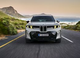 Подключаемый гибрид BMW X5 M60e xDrive с фарами M Yellow — нынешний флагман линейки X5. Фото: BMW Group Подключаемый гибрид BMW X5 M60e xDrive с фарами M Yellow — нынешний флагман линейки X5. Фото: BMW Group
