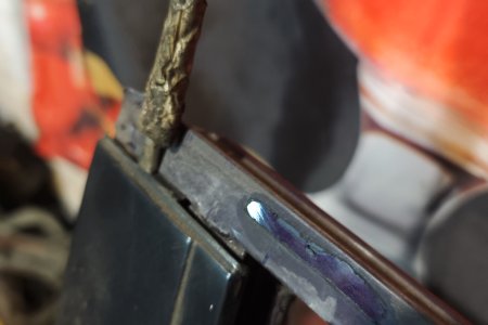 Снимаю центральную накладку двери. Сверху ее надо подцепить отверткой