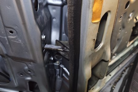 Ставлю ограничитель задней двери