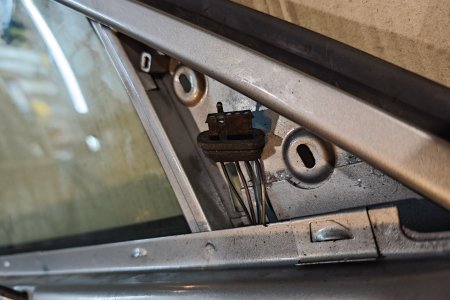 Разъем на зеркало и его уплотнительная резинка