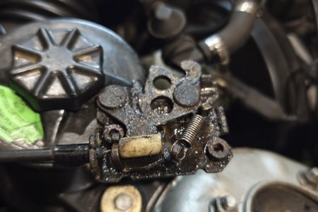 Смазываю, ставлю трос