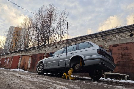 Поднимаю чтобы долезть к креплениям заднего бампера