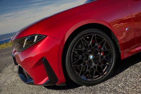 Чёрные колёса M и красные суппорты BMW M350 xDrive. Фото: BMW Group