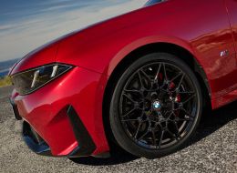 Чёрные колёса M и красные суппорты BMW M350 xDrive. Фото: BMW Group