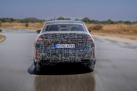 Прототип новой BMW 3 серии на мокрой площадке, вид сзади. Фото: BMW Group