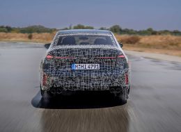 Прототип новой BMW 3 серии на мокрой площадке, вид сзади. Фото: BMW Group Прототип новой BMW 3 серии на мокрой площадке, вид сзади. Фото: BMW Group