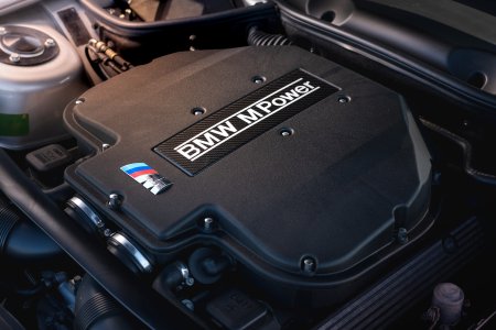 S62 под капотом Z8: мотор стоит за передней осью. Фото: BMW Group