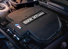S62 под капотом Z8: мотор стоит за передней осью. Фото: BMW Group S62 под капотом Z8: мотор стоит за передней осью. Фото: BMW Group