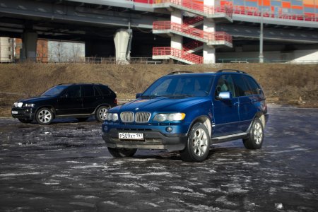 BMW X5 E53 4.8iS и 4.4i sport у живописного моста