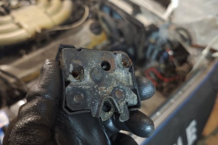 Замок капота