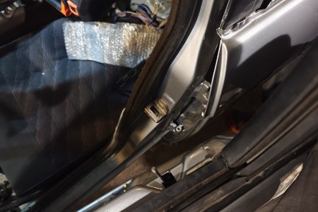 Поставил петлю замка водительской двери