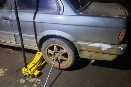 Поднимаю сторону и снимаю колесо