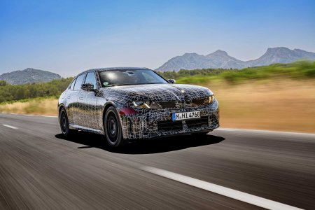 Прототип BMW M350 xDrive на дороге у полигона в Мирамасе. Фото: BMW Group