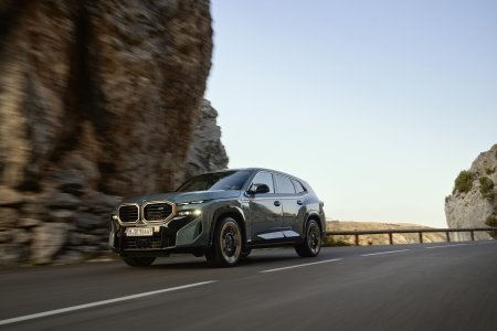 BMW XM нынешнего поколения на премьерных фотографиях 2022 года. Фото: BMW Group