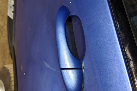 В таком положении заглушку надо сдвинуть вперед