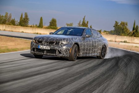 Прототип новой BMW 3 серии в заносе на трассе в Мирамасе. Фото: BMW Group