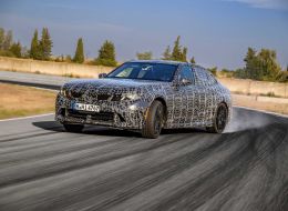 Прототип новой BMW 3 серии в заносе на трассе в Мирамасе. Фото: BMW Group Прототип новой BMW 3 серии в заносе на трассе в Мирамасе. Фото: BMW Group