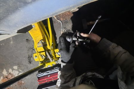 Утапливаем поршень суппорта с помощью струбцины Мишеного производства