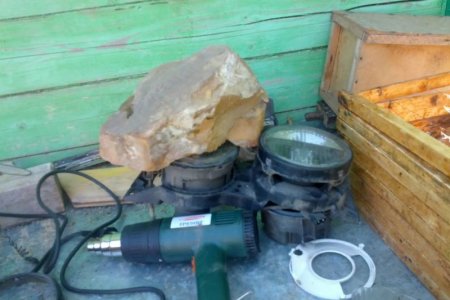 Поставил груз чтобы новое стекло приклеилось