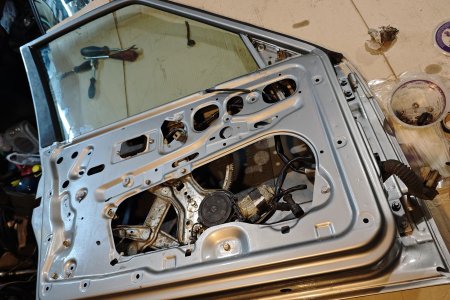 Ставлю стекло, и моторчик механизма стеклоподъемников