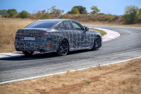 Прототип новой BMW 3 серии на выходе из поворота. Фото: BMW Group