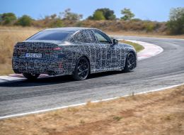 Прототип новой BMW 3 серии на выходе из поворота. Фото: BMW Group Прототип новой BMW 3 серии на выходе из поворота. Фото: BMW Group