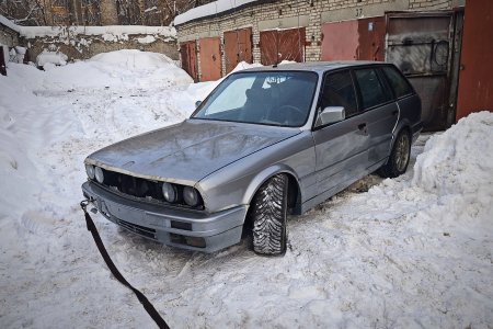 Застряла на повороте из гаража, дергаем нивой