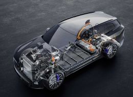 Компоновка BMW iX5 60 xDrive: батарея в полу и электромоторы на обеих осях. Фото: BMW Group Компоновка BMW iX5 60 xDrive: батарея в полу и электромоторы на обеих осях. Фото: BMW Group