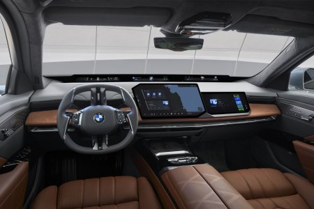 Салон обновлённой BMW 7 серии с системой Panoramic iDrive. Фото: BMW Group