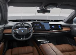 Салон обновлённой BMW 7 серии с системой Panoramic iDrive. Фото: BMW Group Салон обновлённой BMW 7 серии с системой Panoramic iDrive. Фото: BMW Group