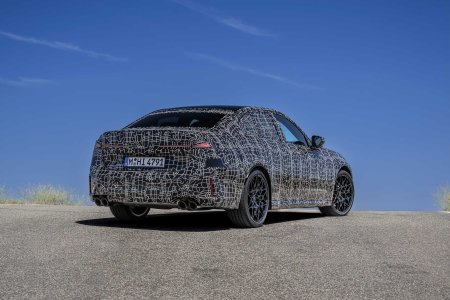 Прототип новой BMW 3 серии, вид сзади: четыре выпускных патрубка. Фото: BMW Group