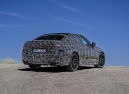 Прототип новой BMW 3 серии, вид сзади: четыре выпускных патрубка. Фото: BMW Group Прототип новой BMW 3 серии, вид сзади: четыре выпускных патрубка. Фото: BMW Group